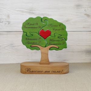 Сувенирная фигурка из дерева Семейное дерево на 4 имени с сердцем