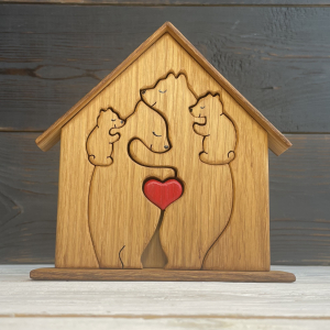 Подарки из дерева Семья медведей с сердцем в домике с двумя медвежатами «рюкзачки»
