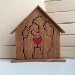 Сувенирная фигурка Семья медведей с сердцем в домике с тремя медвежатами «рюкзачки»