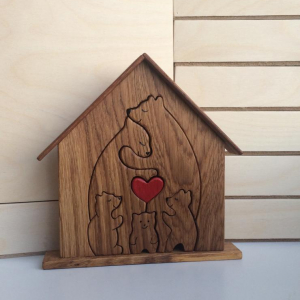 Сувенирная фигурка Семья медведей с сердцем в домике с тремя медвежатами
