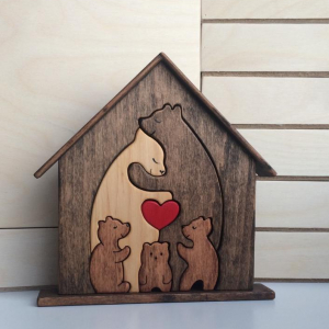 Сувенирная фигурка Семья медведей с сердцем в домике с тремя медвежатами