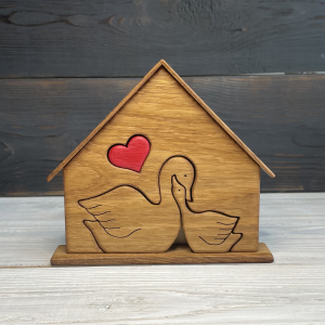 сувениры из дерева купить в Москве "Гуси-Лебеди в домике"