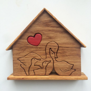 фигурка из дерева - Гуси-Лебеди с двумя птенчиками в домике