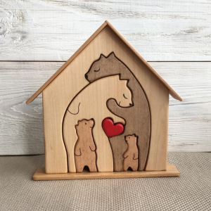 красивые сувениры из дерева Новые четыре медведя с сердечком в домике