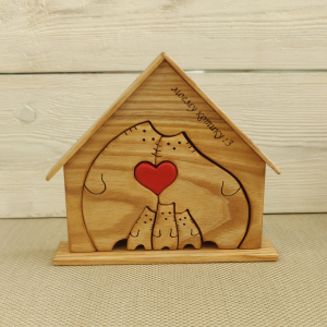 Фигурка из дерева "Влюбленные коты с тремя котятами в Домике"
