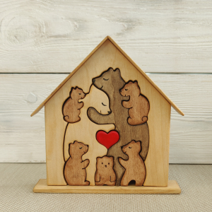 подарки из дерева Семья медведей с сердцем в домике с пятью медвежатами - рюкзачки