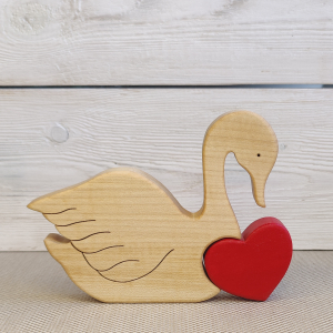 Сувенир из дерева "Лебедь с сердцем"