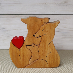 Сувенир из дерева "Семья лисичек с одним малышом", Ольха