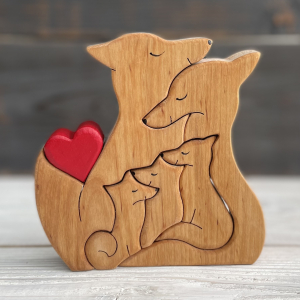 Сувенир из дерева "Семья лисичек с тремя лисятами", Ольха