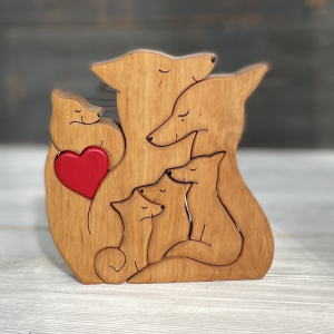 Сувенир из дерева "Семья лисичек с четырьмя лисятами", Ольха