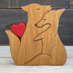 Сувенир из дерева "Семья лисичек с сердечком", Ольха