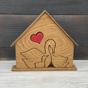 Деревянный сувенир Гуси-Лебеди с одним птенцом в домике