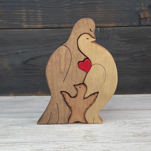 Сувенир из дерева "Пара голубей с птенчиком", Клён, тонировка