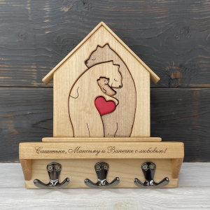 Ключница из дерева Два медведя с сердцем и Младенец с гравировкой