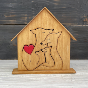 Сувенир из дерева "Семья лисичек с двумя малышами в Домике", Ольха