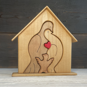 Сувенир из дерева "Пара голубей с птенчиком в домике", Клён, Тонировка