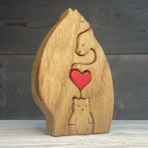Сувенирная фигурка из дерева "Три медведя с сердцем"